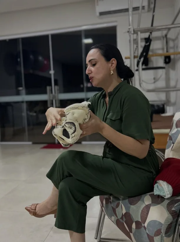 Dra. Stela ensinando com modelo anatômico da pelve